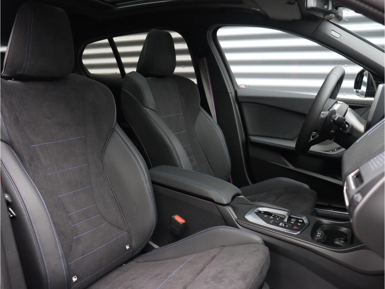 BMW 1-SERIE 120 | M Sportpakket Pro | Panodak | Harman Kardon | Driving Assistant | Achteruitrijcamera | Comfort Access | 19'' LMV | Ekris Selection