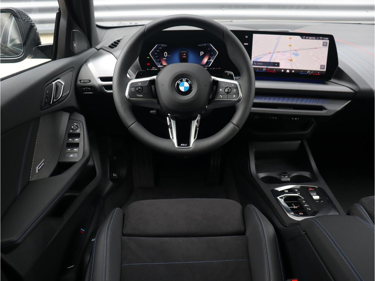 BMW 1-SERIE 120 | M Sportpakket Pro | Panodak | Harman Kardon | Driving Assistant | Achteruitrijcamera | Comfort Access | 19'' LMV | Ekris Selection