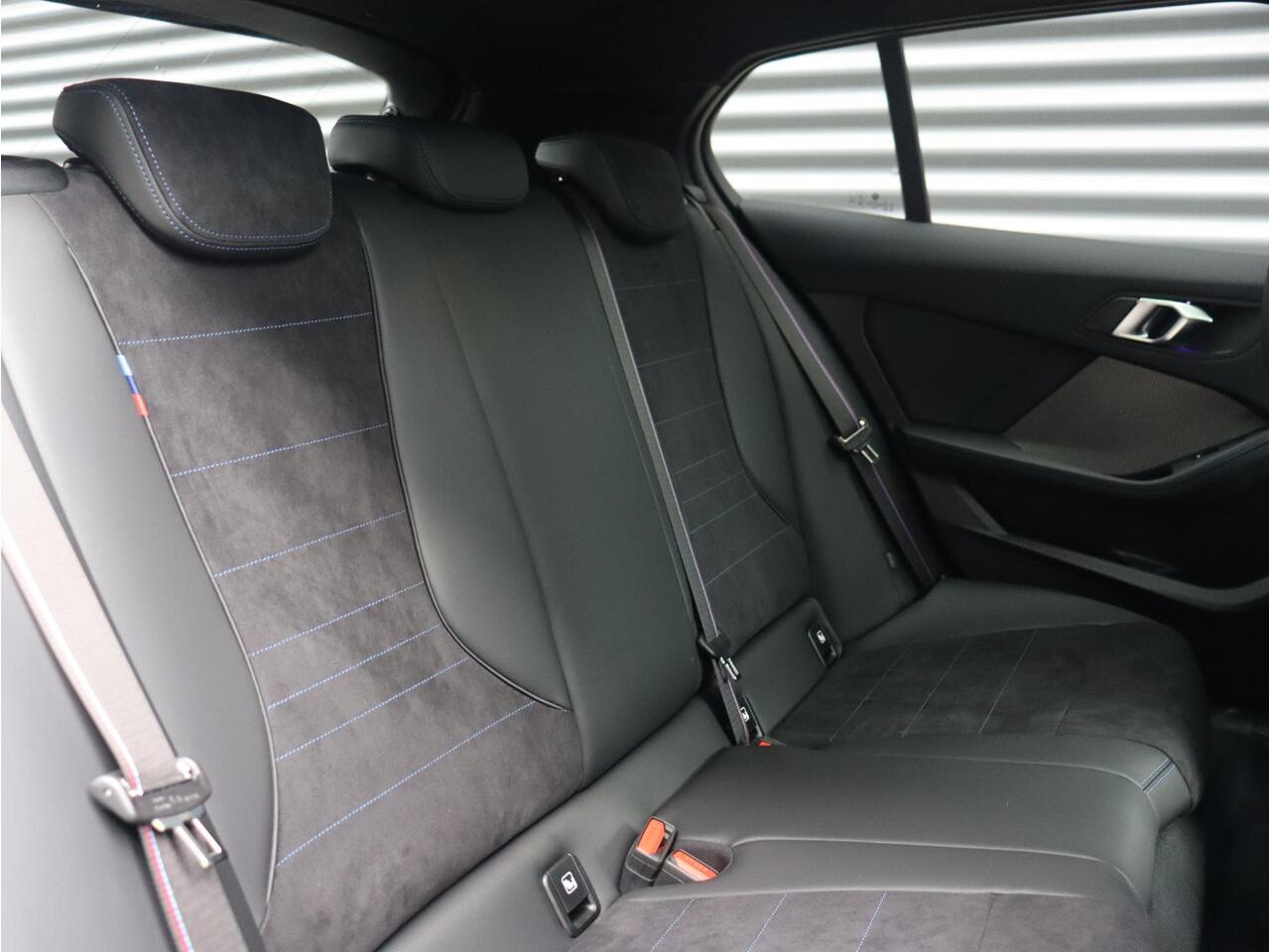 BMW 1-SERIE 120 | M Sportpakket Pro | Panodak | Harman Kardon | Head-Up | Driving Assistant Plus | Parking Assistant Plus | Elektr. Voorstoelen | Comfort Access | 19'' LMV | Ekris Selection