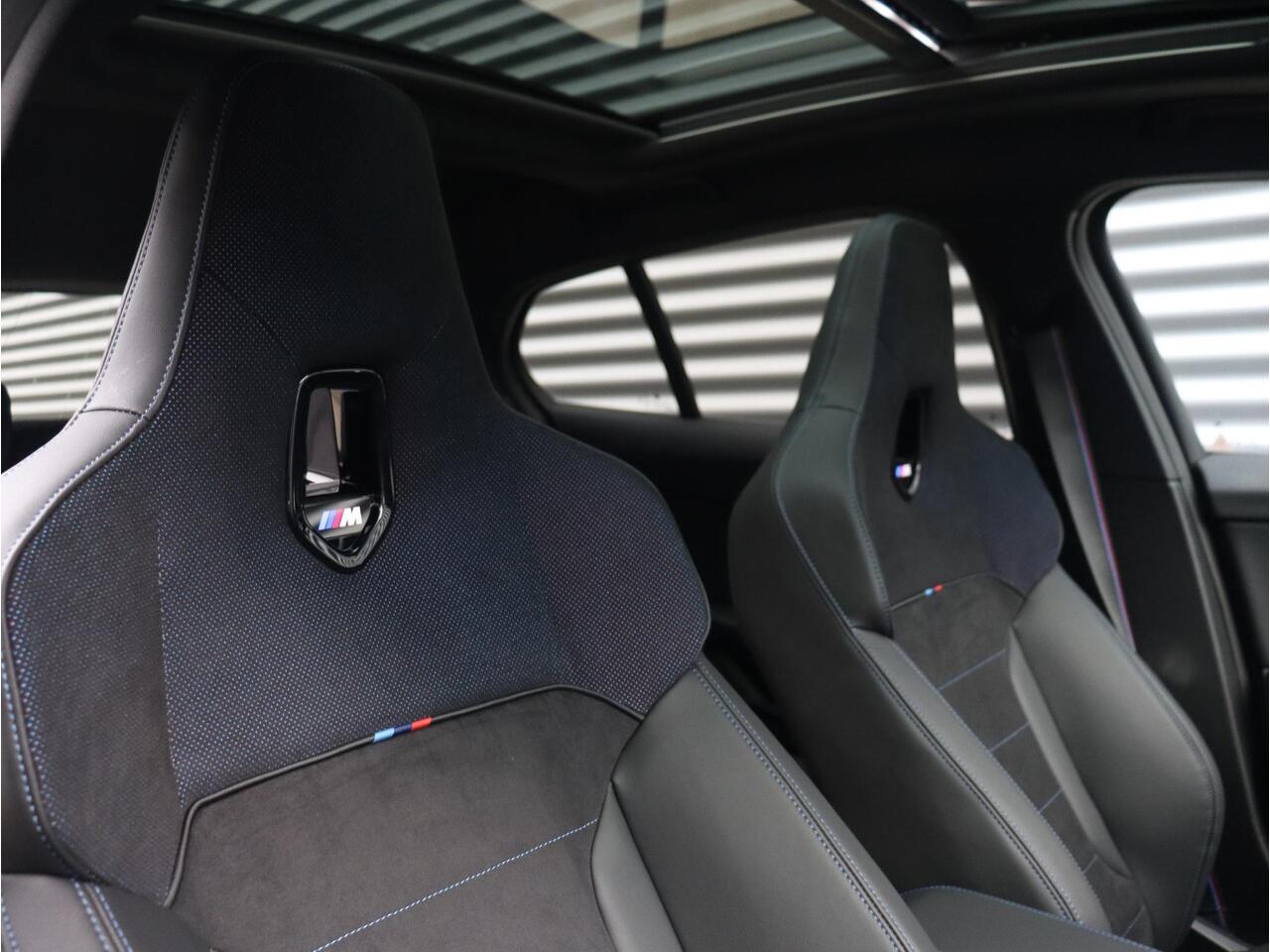 BMW 1-SERIE 120 | M Sportpakket Pro | Panodak | Harman Kardon | Head-Up | Driving Assistant Plus | Parking Assistant Plus | Elektr. Voorstoelen | Comfort Access | 19'' LMV | Ekris Selection