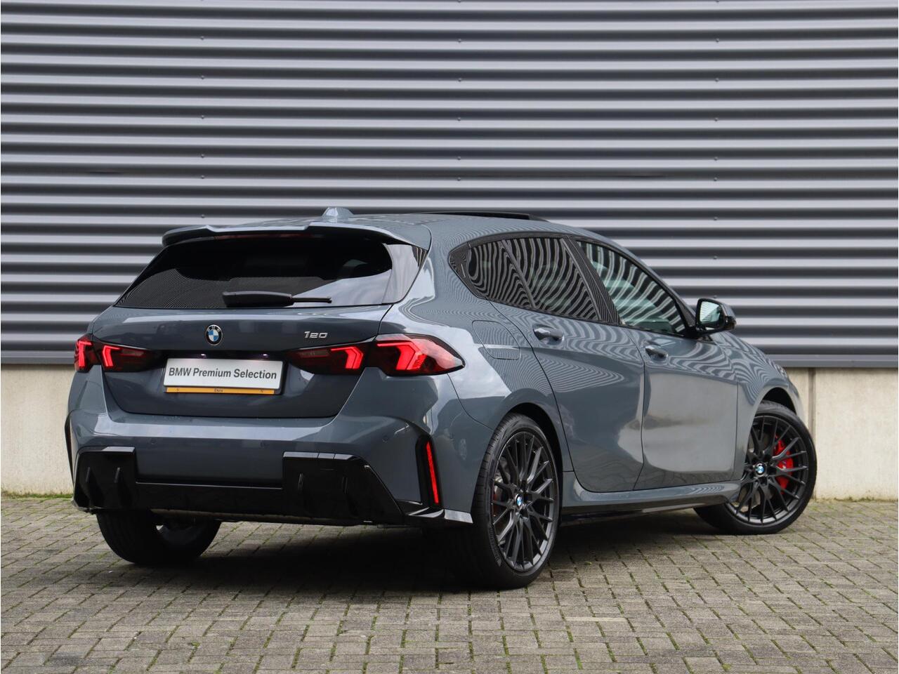 BMW 1-SERIE 120 | M Sportpakket Pro | Panodak | Harman Kardon | Head-Up | Driving Assistant Plus | Parking Assistant Plus | Elektr. Voorstoelen | Comfort Access | 19'' LMV | Ekris Selection