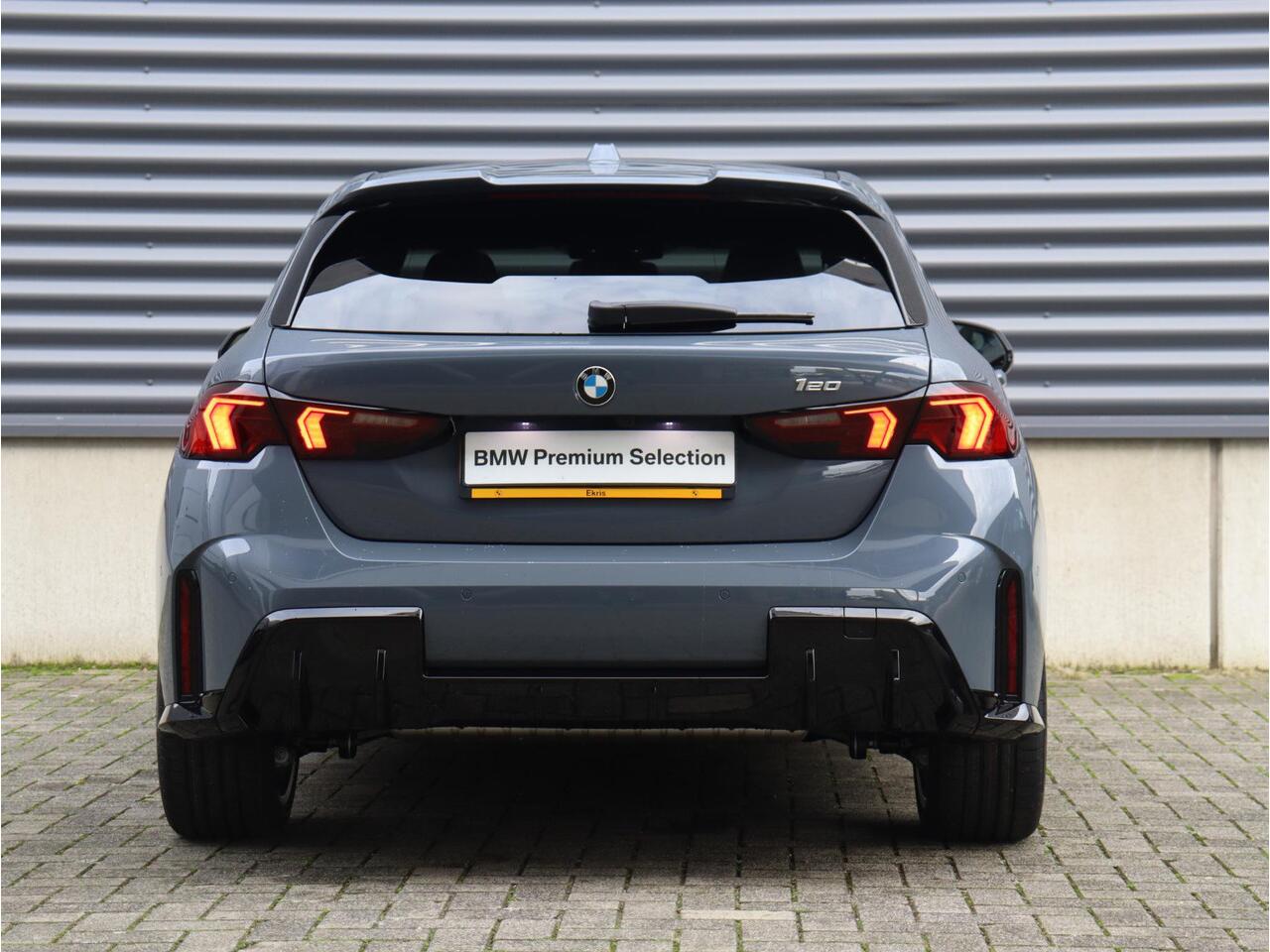 BMW 1-SERIE 120 | M Sportpakket Pro | Panodak | Harman Kardon | Head-Up | Driving Assistant Plus | Parking Assistant Plus | Elektr. Voorstoelen | Comfort Access | 19'' LMV | Ekris Selection