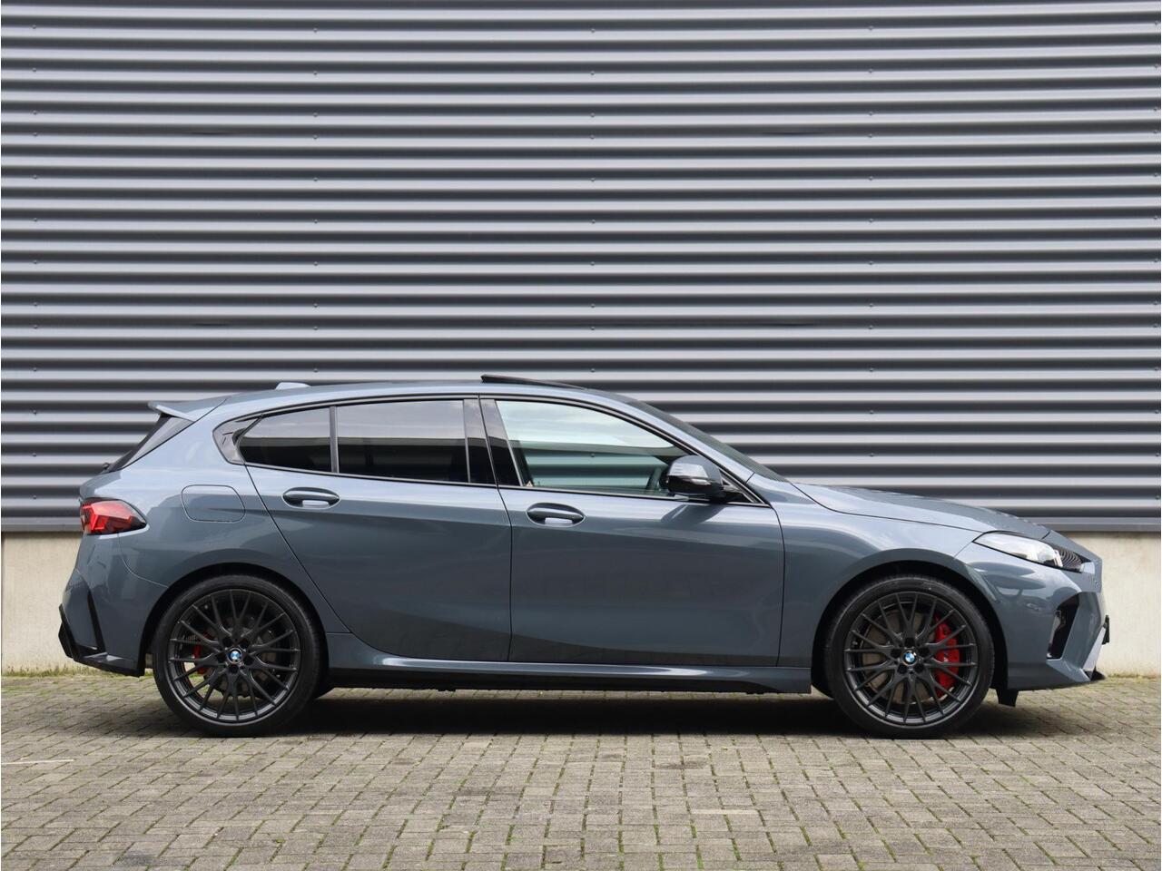 BMW 1-SERIE 120 | M Sportpakket Pro | Panodak | Harman Kardon | Head-Up | Driving Assistant Plus | Parking Assistant Plus | Elektr. Voorstoelen | Comfort Access | 19'' LMV | Ekris Selection