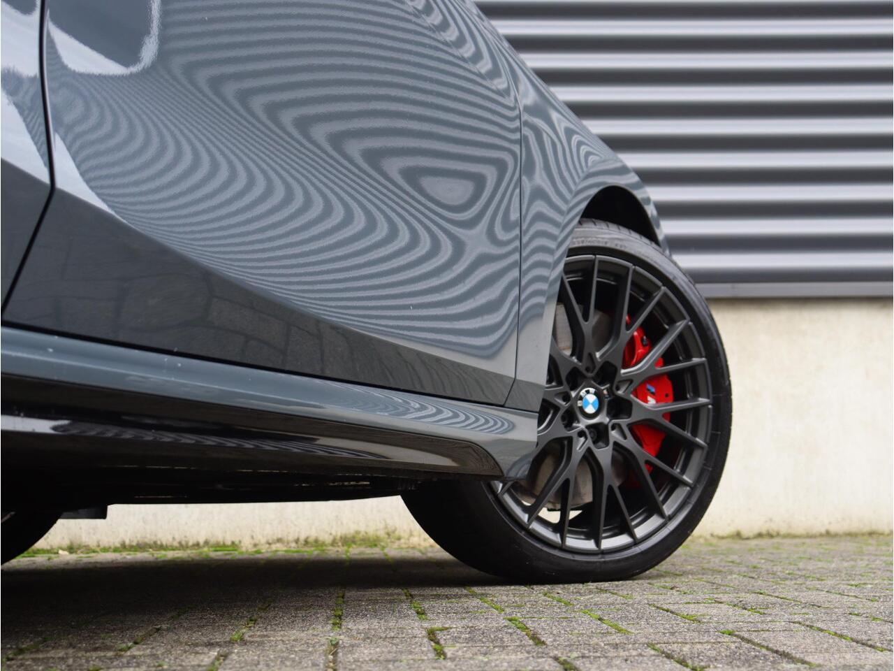 BMW 1-SERIE 120 | M Sportpakket Pro | Panodak | Harman Kardon | Head-Up | Driving Assistant Plus | Parking Assistant Plus | Elektr. Voorstoelen | Comfort Access | 19'' LMV | Ekris Selection