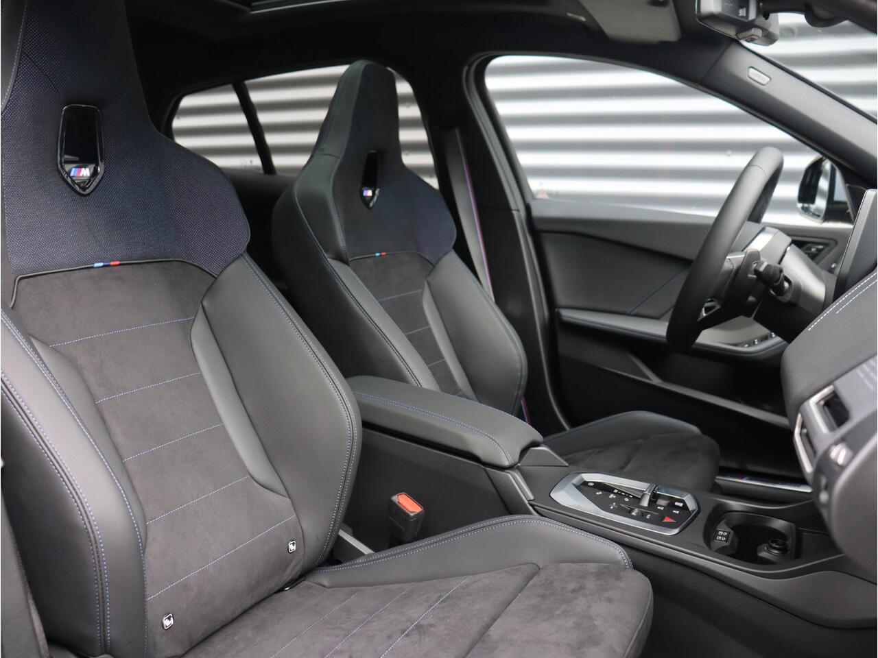 BMW 1-SERIE 120 | M Sportpakket Pro | Panodak | Harman Kardon | Head-Up | Driving Assistant Plus | Parking Assistant Plus | Elektr. Voorstoelen | Comfort Access | 19'' LMV | Ekris Selection