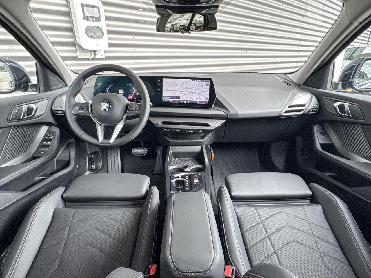 BMW 1-SERIE 120 M Sport Design / Premium Pack / Comfort Access / Achteruitrijcamera / Extra getint glas / Elektrisch verwarmde voorstoelen
