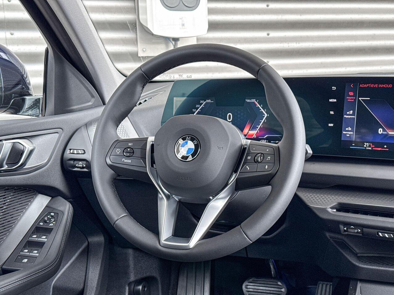 BMW 1-SERIE 120 M Sport Design / Premium Pack / Comfort Access / Achteruitrijcamera / Extra getint glas / Elektrisch verwarmde voorstoelen