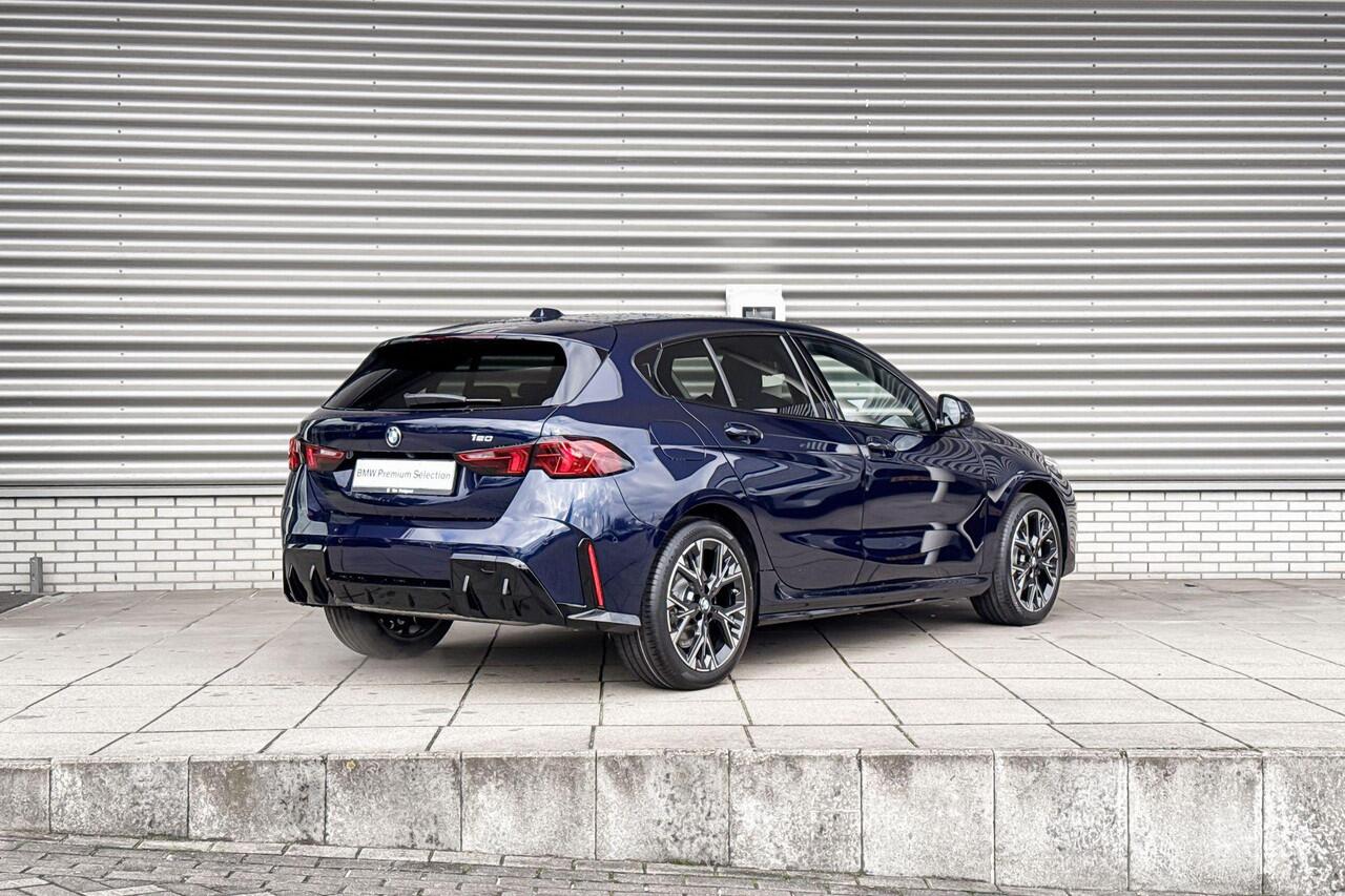 BMW 1-SERIE 120 M Sport Design / Premium Pack / Comfort Access / Achteruitrijcamera / Extra getint glas / Elektrisch verwarmde voorstoelen