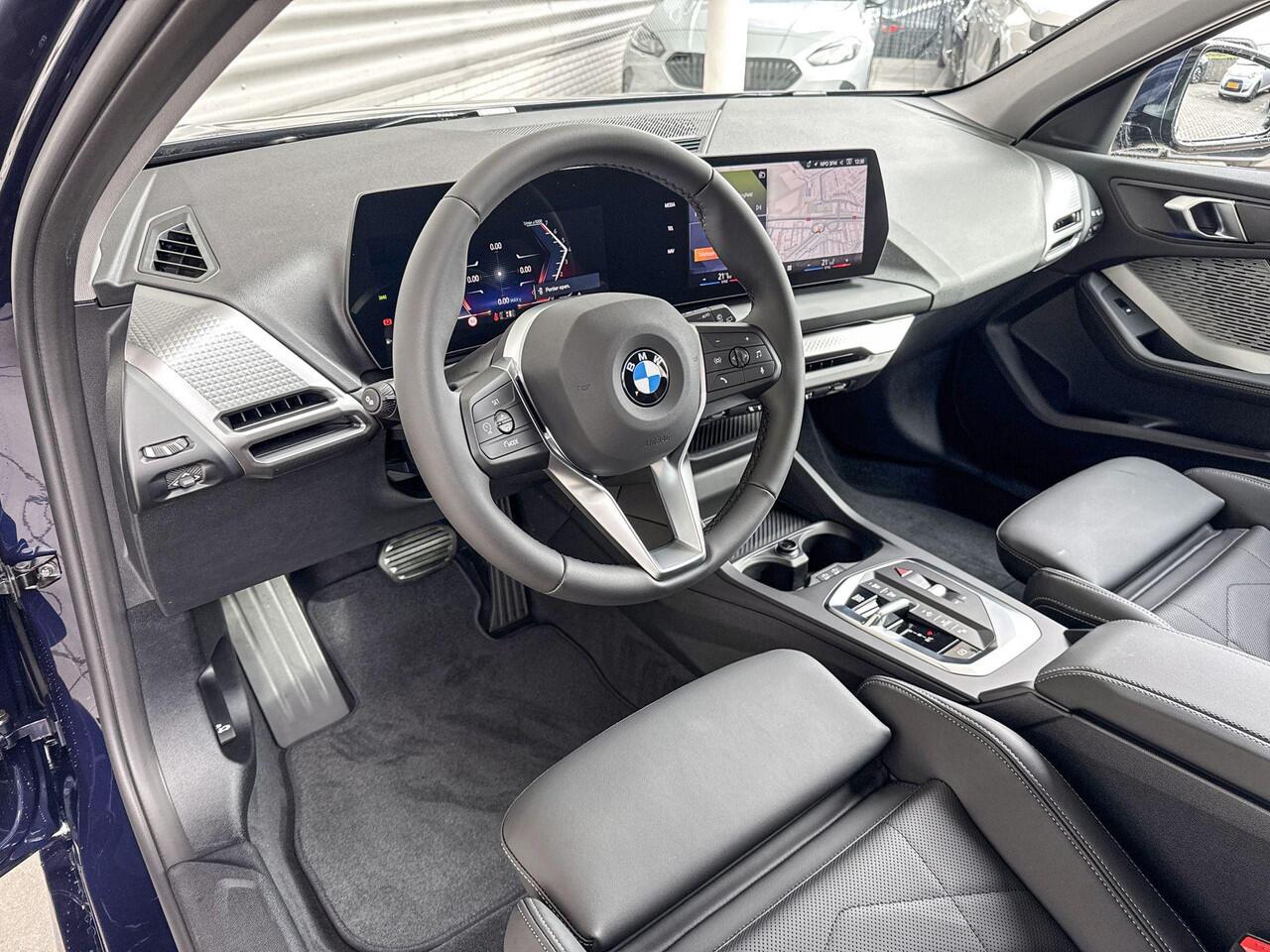 BMW 1-SERIE 120 M Sport Design / Premium Pack / Comfort Access / Achteruitrijcamera / Extra getint glas / Elektrisch verwarmde voorstoelen