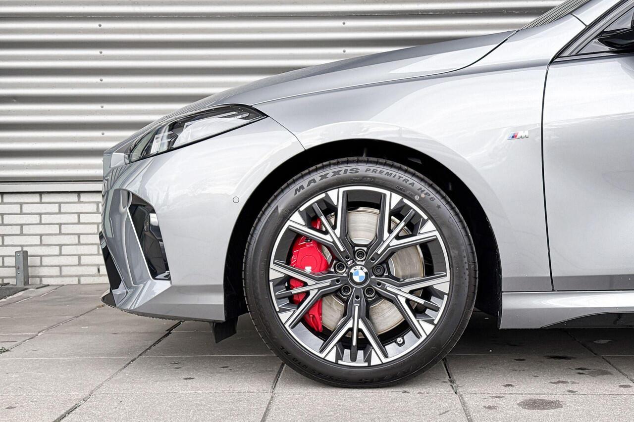 BMW 1-SERIE 120 M Sportpakket Pro / Premium Pack / Getinte ruiten / Stuurwielrand verwarmd / Comfort Access / Achteruitrijcamera / Driving Assistant