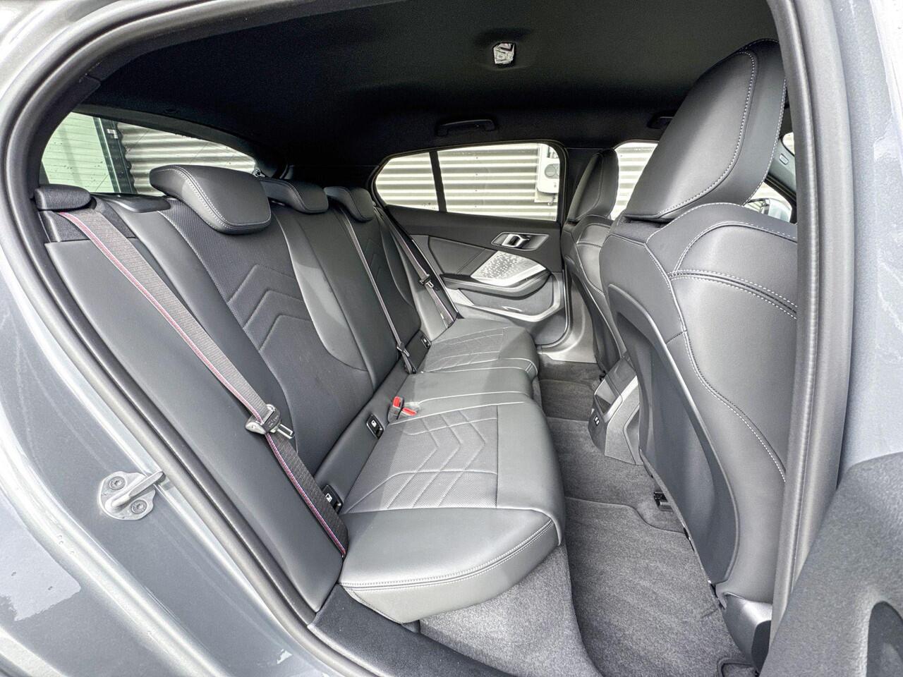 BMW 1-SERIE 120 M Sportpakket Pro / Premium Pack / Getinte ruiten / Stuurwielrand verwarmd / Comfort Access / Achteruitrijcamera / Driving Assistant