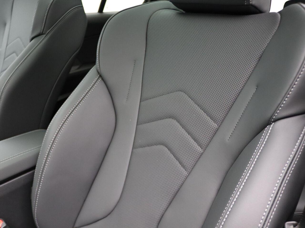 BMW 1-SERIE 120 M Sportpakket Pro | Premium Pack | Stuurwielrand Verwarmd | M Adaptief onderstel | Panoramadak | Driving Assistant | DAB | Harman Kardon | 19'' | Individual Lak | Ekris Selection