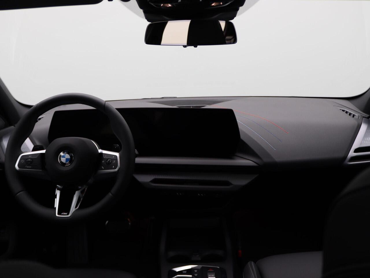 BMW 1-SERIE 120 M Sportpakket Pro | Premium Pack | Stuurwielrand Verwarmd | M Adaptief onderstel | Panoramadak | Driving Assistant | DAB | Harman Kardon | 19'' | Individual Lak | Ekris Selection