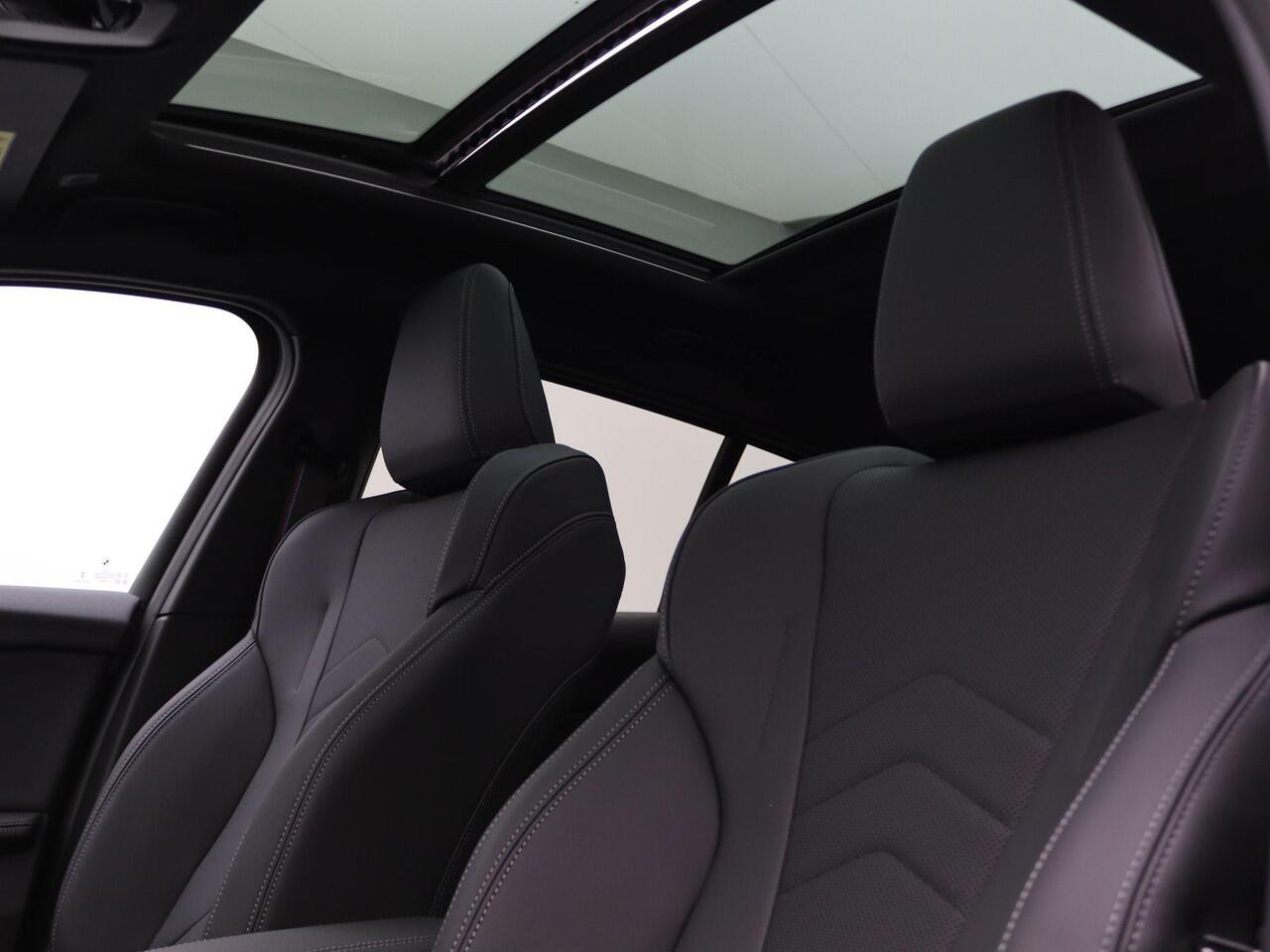 BMW 1-SERIE 120 M Sportpakket Pro | Premium Pack | Stuurwielrand Verwarmd | M Adaptief onderstel | Panoramadak | Driving Assistant | DAB | Harman Kardon | 19'' | Individual Lak | Ekris Selection