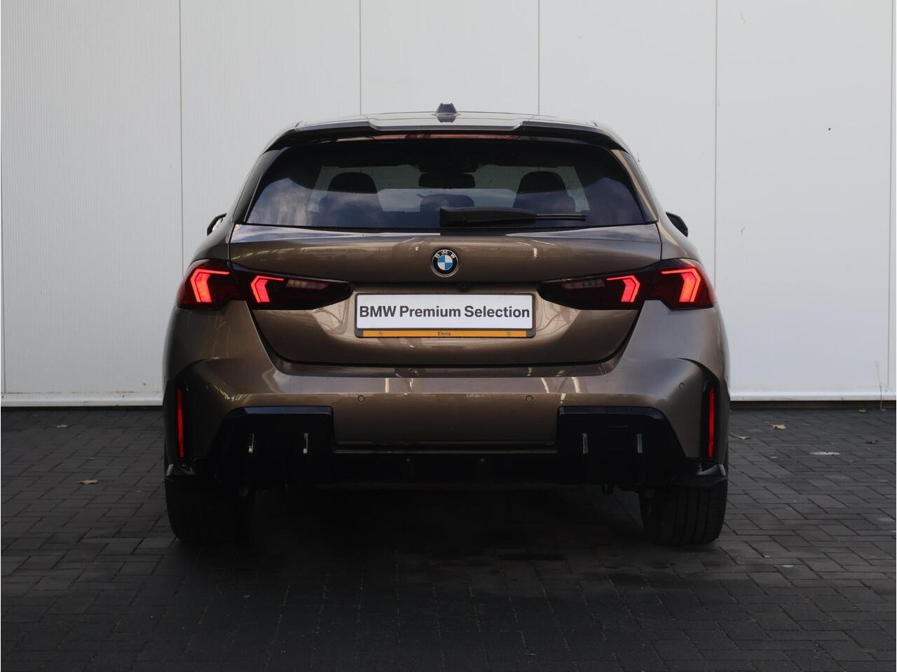 BMW 1-SERIE 120 M Sport Pro BMW Individual Lakkleur/ Harman-Kardon/ Head-Up/M Sportstoelen/ Panoramadak/ Stuurwiel verwarming | Ekris Selection