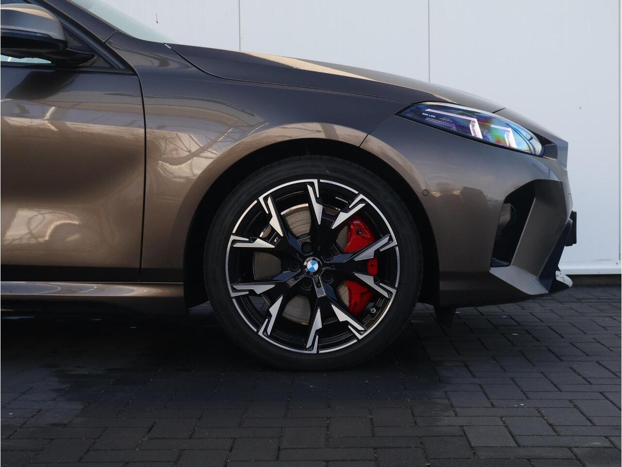 BMW 1-SERIE 120 M Sport Pro BMW Individual Lakkleur/ Harman-Kardon/ Head-Up/M Sportstoelen/ Panoramadak/ Stuurwiel verwarming | Ekris Selection