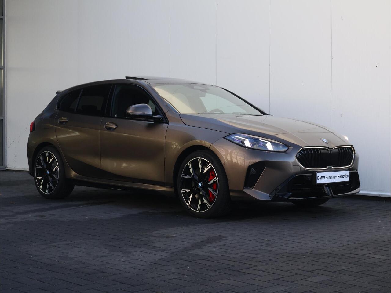 BMW 1-SERIE 120 M Sport Pro BMW Individual Lakkleur/ Harman-Kardon/ Head-Up/M Sportstoelen/ Panoramadak/ Stuurwiel verwarming | Ekris Selection