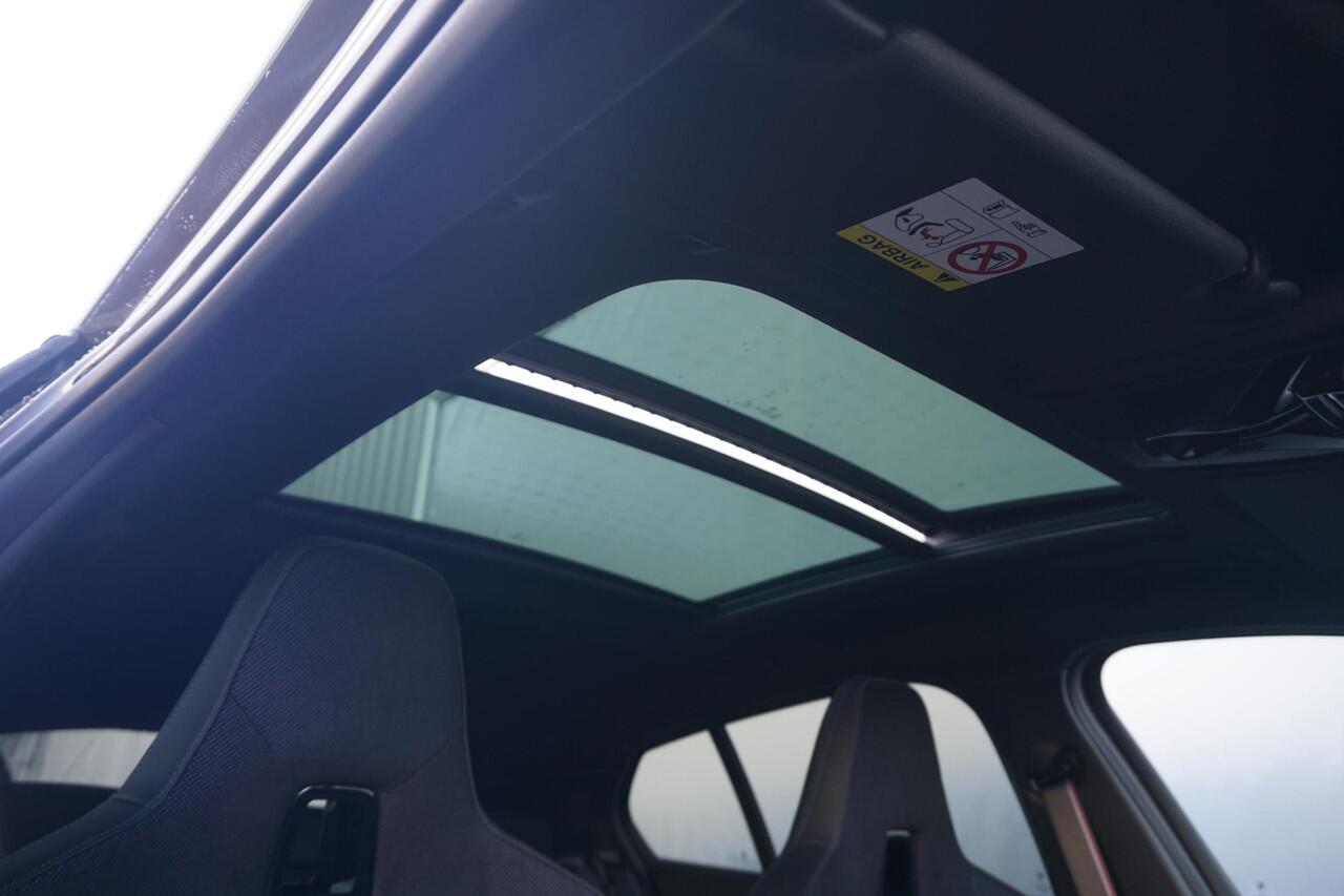 BMW 1-SERIE 120 M Sportpakket Pro 19'' / Harman Kardon / Elektrisch verstelbare stoelen / Panoramadak | Ekris Selection