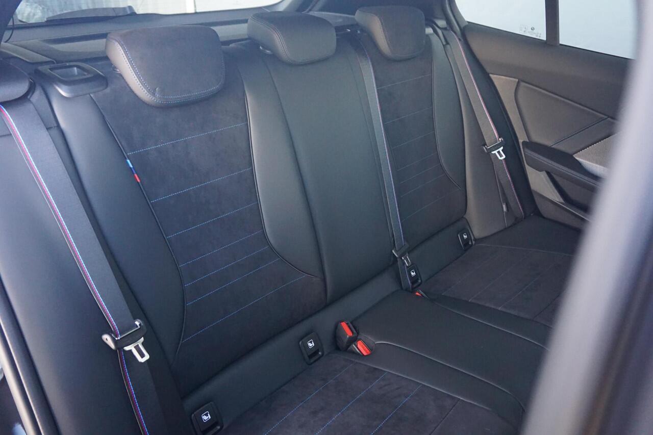 BMW 1-SERIE 120 M Sportpakket Pro 19'' / Harman Kardon / Elektrisch verstelbare stoelen / Panoramadak | Ekris Selection