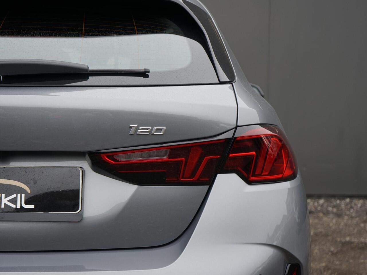 BMW 1-SERIE 120 M-Sport 1ste eig. / Dealeronderh. / Driving Ass. Plus / Shadow Line / Stoelverwarming / Adaptief M onderstel / Active Guard