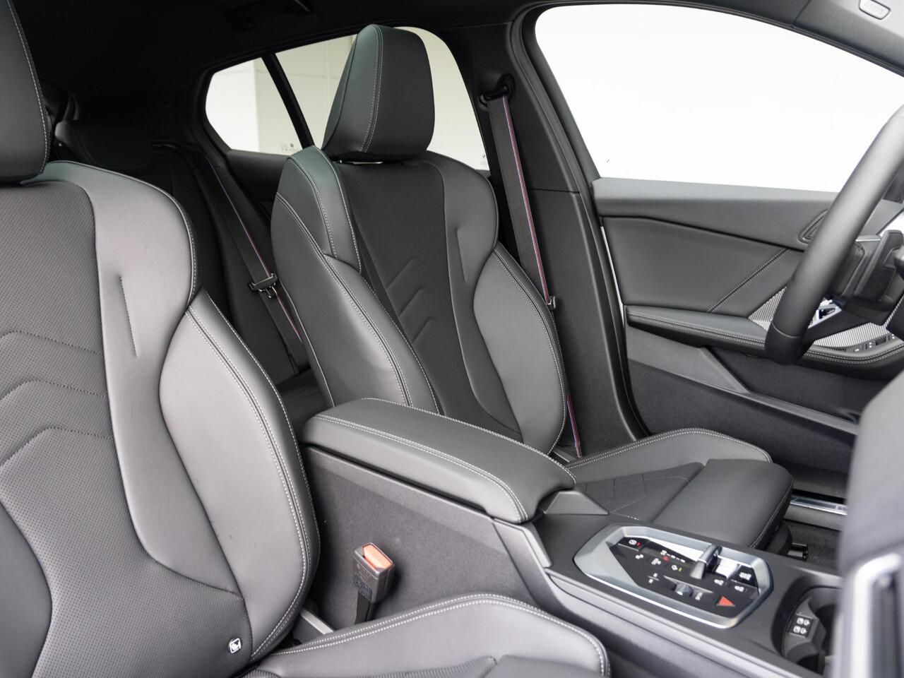 BMW 1-SERIE 120 | M Sportpakket Pro | Premium Pack | Harman-Kardon | Verwarmd Stuurwiel | Comfort Access | Achteruitrijcamera | Panoramadak | Ekris Selection