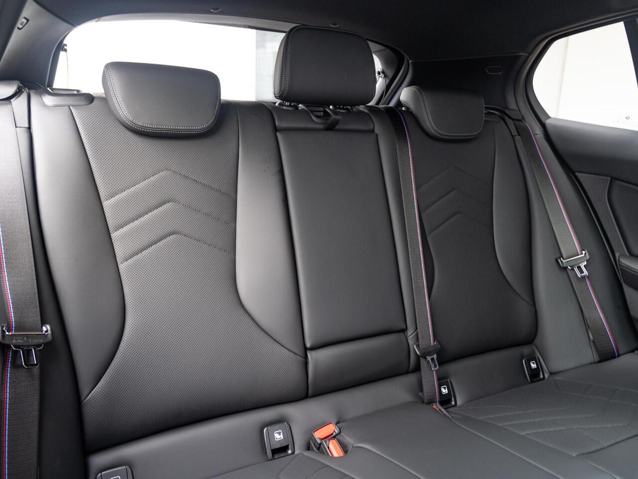 BMW 1-SERIE 120 | M Sportpakket Pro | Premium Pack | Harman-Kardon | Verwarmd Stuurwiel | Comfort Access | Achteruitrijcamera | Panoramadak | Ekris Selection