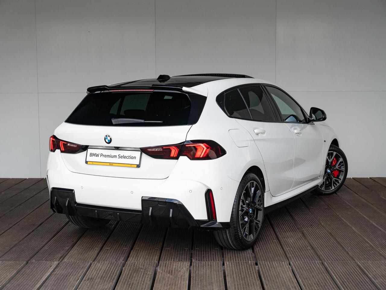 BMW 1-SERIE 120 | M Sportpakket Pro | Premium Pack | Harman-Kardon | Verwarmd Stuurwiel | Comfort Access | Achteruitrijcamera | Panoramadak | Ekris Selection