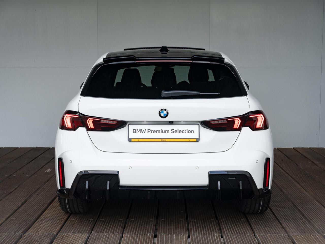 BMW 1-SERIE 120 | M Sportpakket Pro | Premium Pack | Harman-Kardon | Verwarmd Stuurwiel | Comfort Access | Achteruitrijcamera | Panoramadak | Ekris Selection