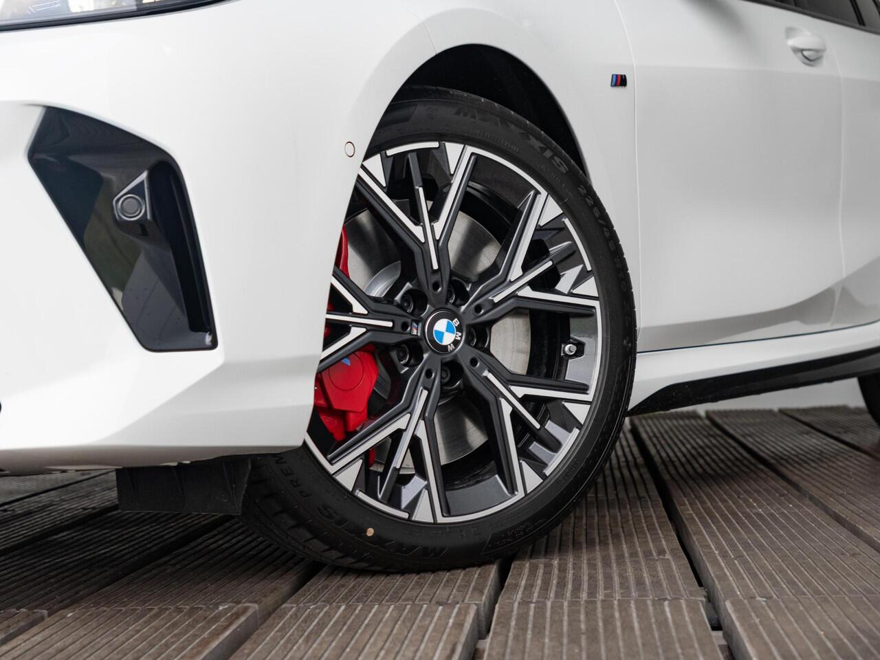 BMW 1-SERIE 120 | M Sportpakket Pro | Premium Pack | Harman-Kardon | Verwarmd Stuurwiel | Comfort Access | Achteruitrijcamera | Panoramadak | Ekris Selection