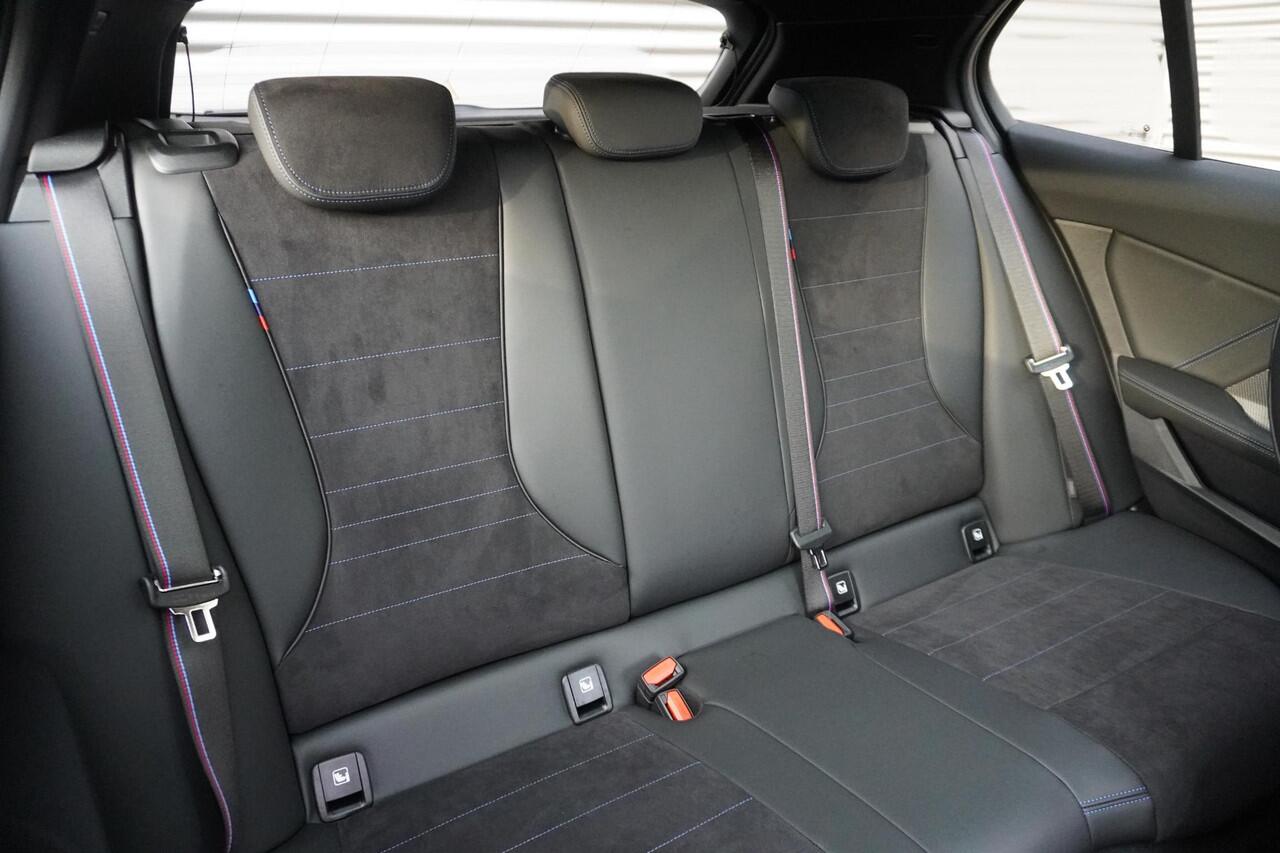 BMW 1-SERIE 120 High Executive | M Sportpakket Pro | Panoramadak | Innovation Pack | Iconic Glow | Ekris Selection