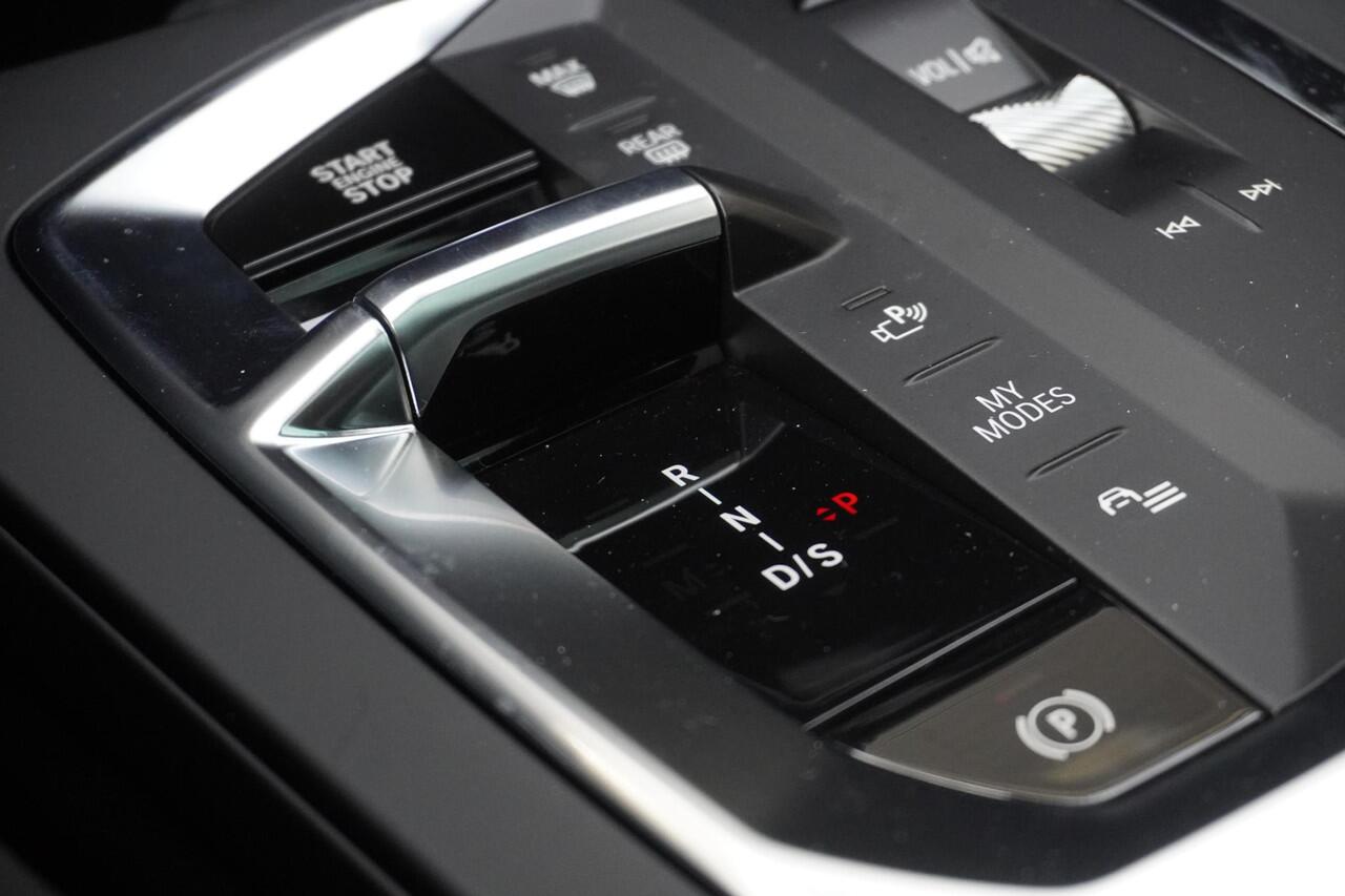 BMW 1-SERIE 120 High Executive | M Sportpakket Pro | Panoramadak | Innovation Pack | Iconic Glow | Ekris Selection