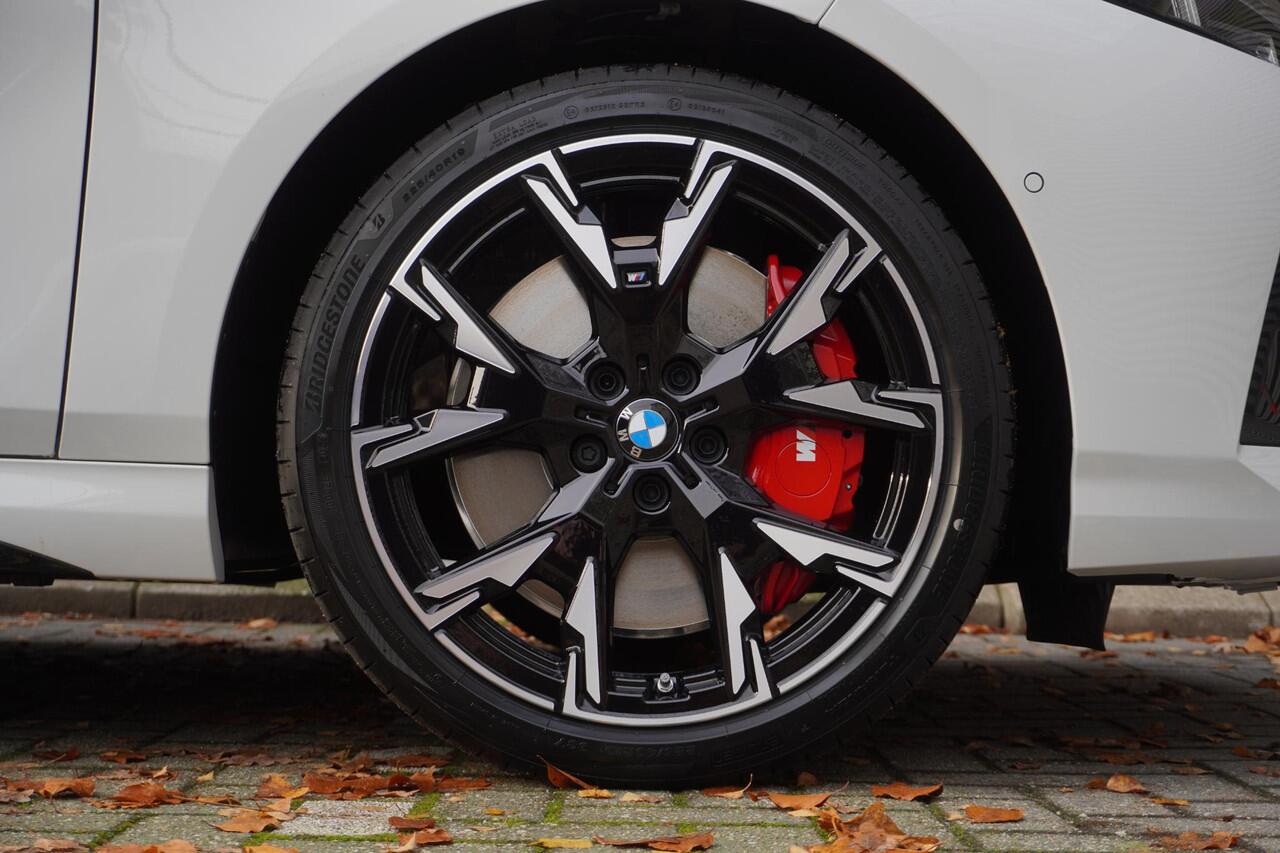 BMW 1-SERIE 120 High Executive | M Sportpakket Pro | Panoramadak | Innovation Pack | Iconic Glow | Ekris Selection