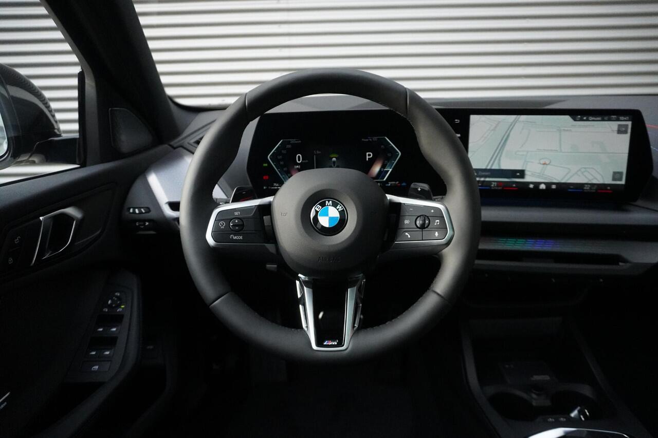 BMW 1-SERIE 120 High Executive | M Sportpakket Pro | Panoramadak | Innovation Pack | Iconic Glow | Ekris Selection