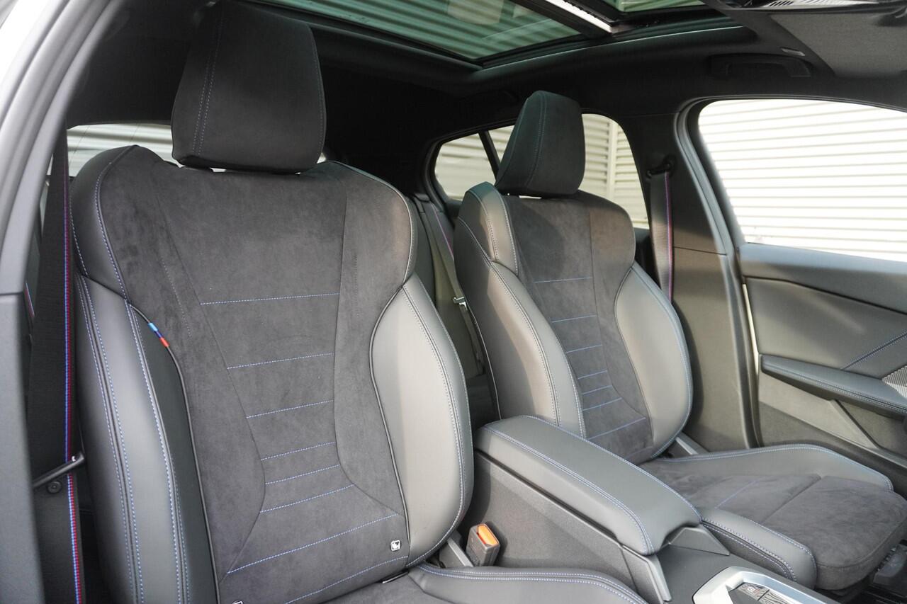 BMW 1-SERIE 120 High Executive | M Sportpakket Pro | Panoramadak | Innovation Pack | Iconic Glow | Ekris Selection