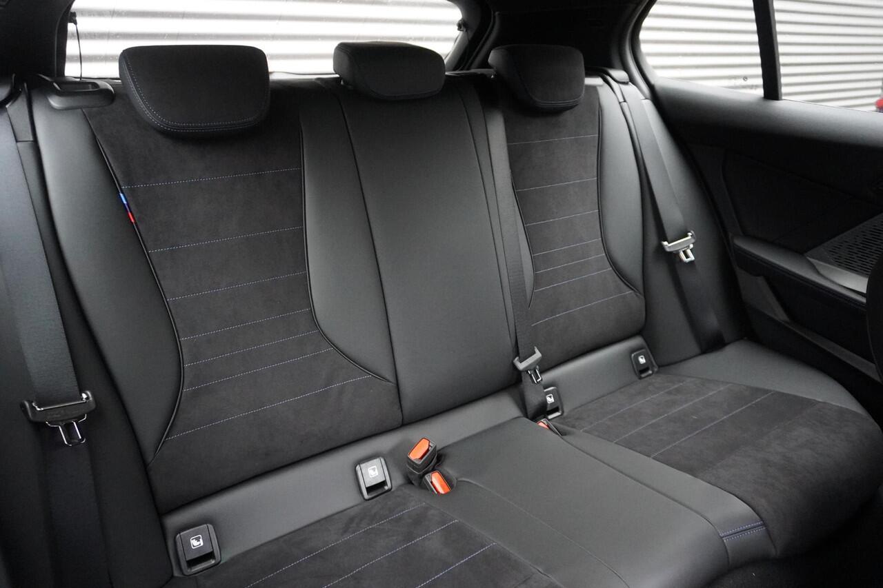 BMW 1-SERIE 120 M Sportpakket | Premium Pack | 19 inch LM M Y-spaak | Extra getint glas | Driving Assistant | Parking Assistant | Ekris Selection