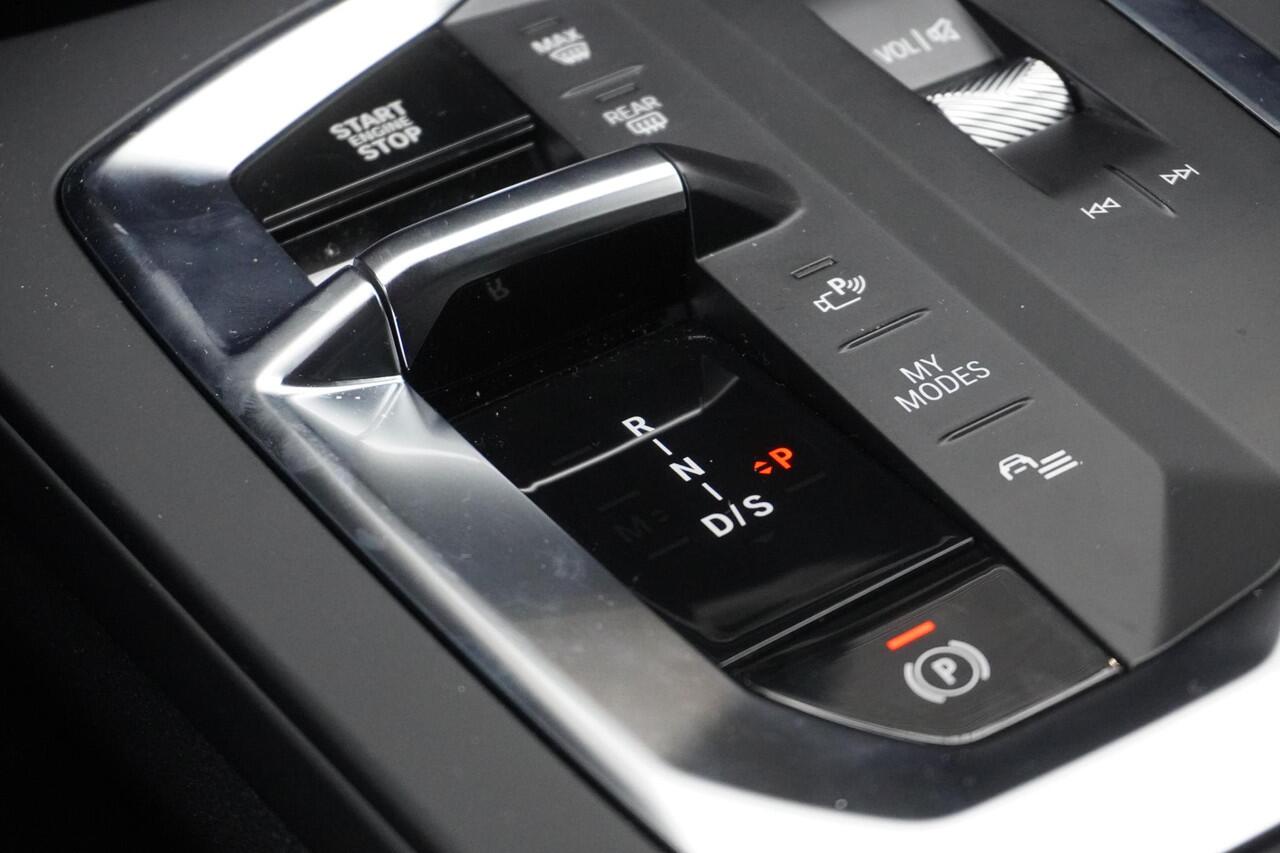 BMW 1-SERIE 120 M Sportpakket | Premium Pack | 19 inch LM M Y-spaak | Extra getint glas | Driving Assistant | Parking Assistant | Ekris Selection