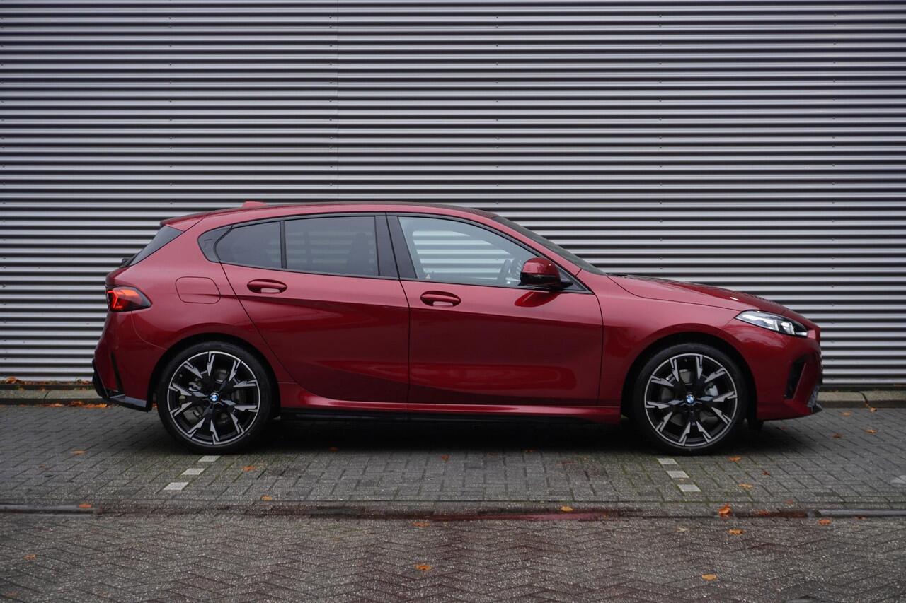 BMW 1-SERIE 120 M Sportpakket | Premium Pack | 19 inch LM M Y-spaak | Extra getint glas | Driving Assistant | Parking Assistant | Ekris Selection