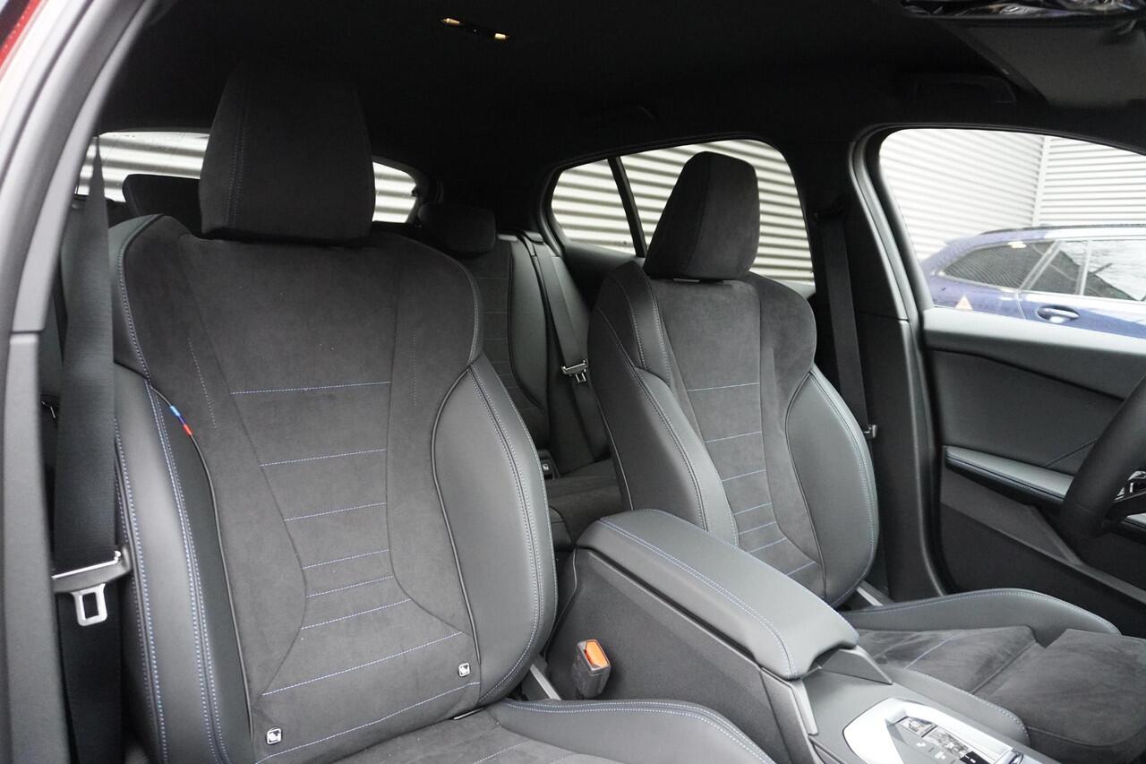 BMW 1-SERIE 120 M Sportpakket | Premium Pack | 19 inch LM M Y-spaak | Extra getint glas | Driving Assistant | Parking Assistant | Ekris Selection