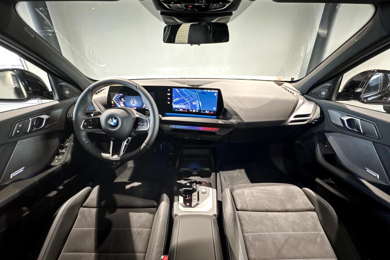BMW 1-SERIE 120 M Sport Design Edition | Glazen Panoramadak | Harman Kardon | Stoelverwarming | Achteruitrijcamera |