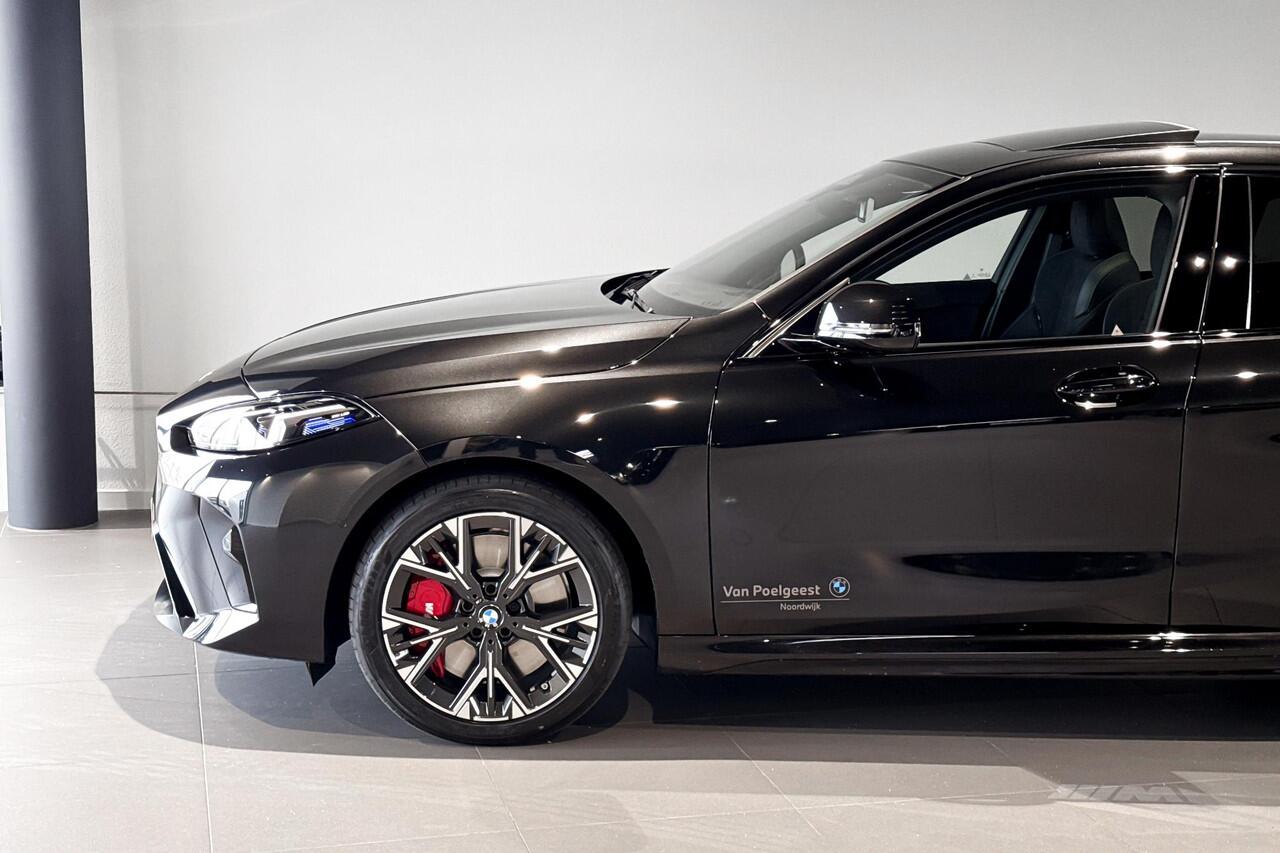 BMW 1-SERIE 120 M Sport Design Edition | Glazen Panoramadak | Harman Kardon | Stoelverwarming | Achteruitrijcamera |