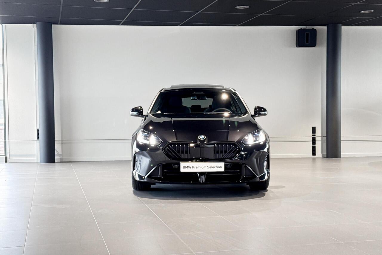 BMW 1-SERIE 120 M Sport Design Edition | Glazen Panoramadak | Harman Kardon | Stoelverwarming | Achteruitrijcamera |