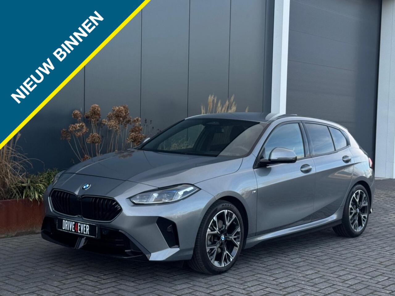 BMW 1-SERIE 120i M PACK 2025 LEDER SPORTVELGEN H&K LED WIDESCREEN