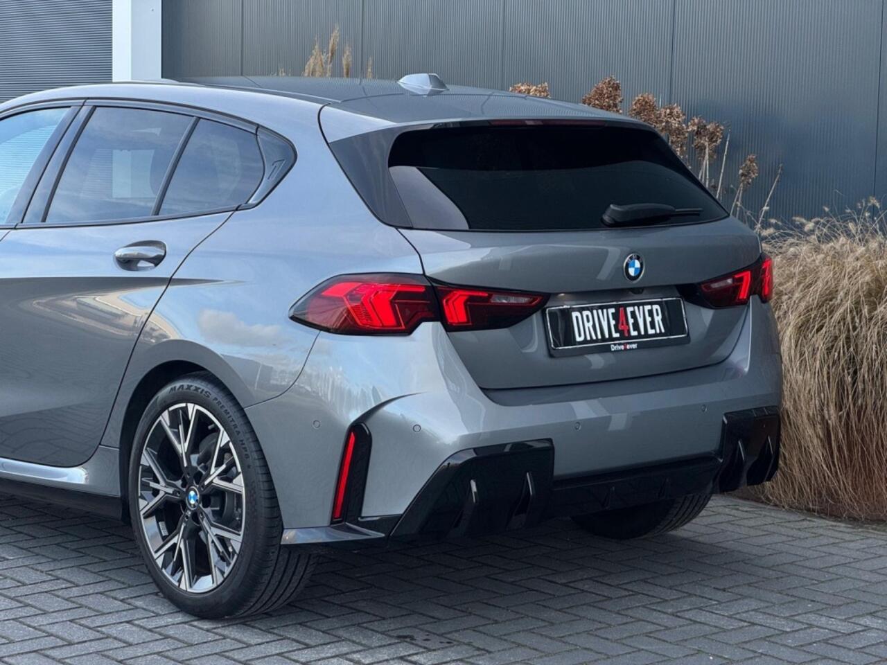 BMW 1-SERIE 120i M PACK 2025 LEDER SPORTVELGEN H&K LED WIDESCREEN