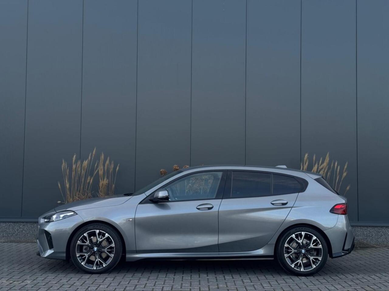 BMW 1-SERIE 120i M PACK 2025 LEDER SPORTVELGEN H&K LED WIDESCREEN