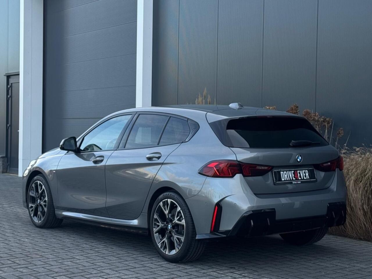 BMW 1-SERIE 120i M PACK 2025 LEDER SPORTVELGEN H&K LED WIDESCREEN