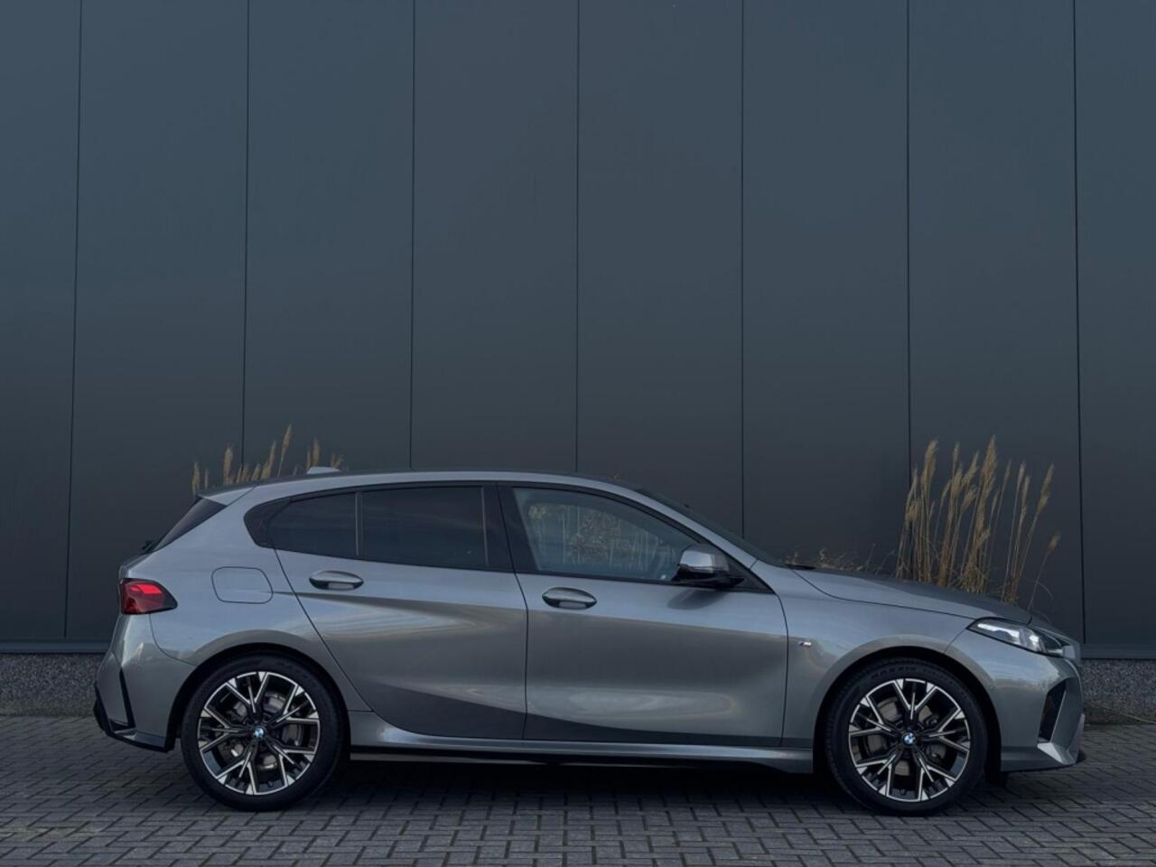 BMW 1-SERIE 120i M PACK 2025 LEDER SPORTVELGEN H&K LED WIDESCREEN