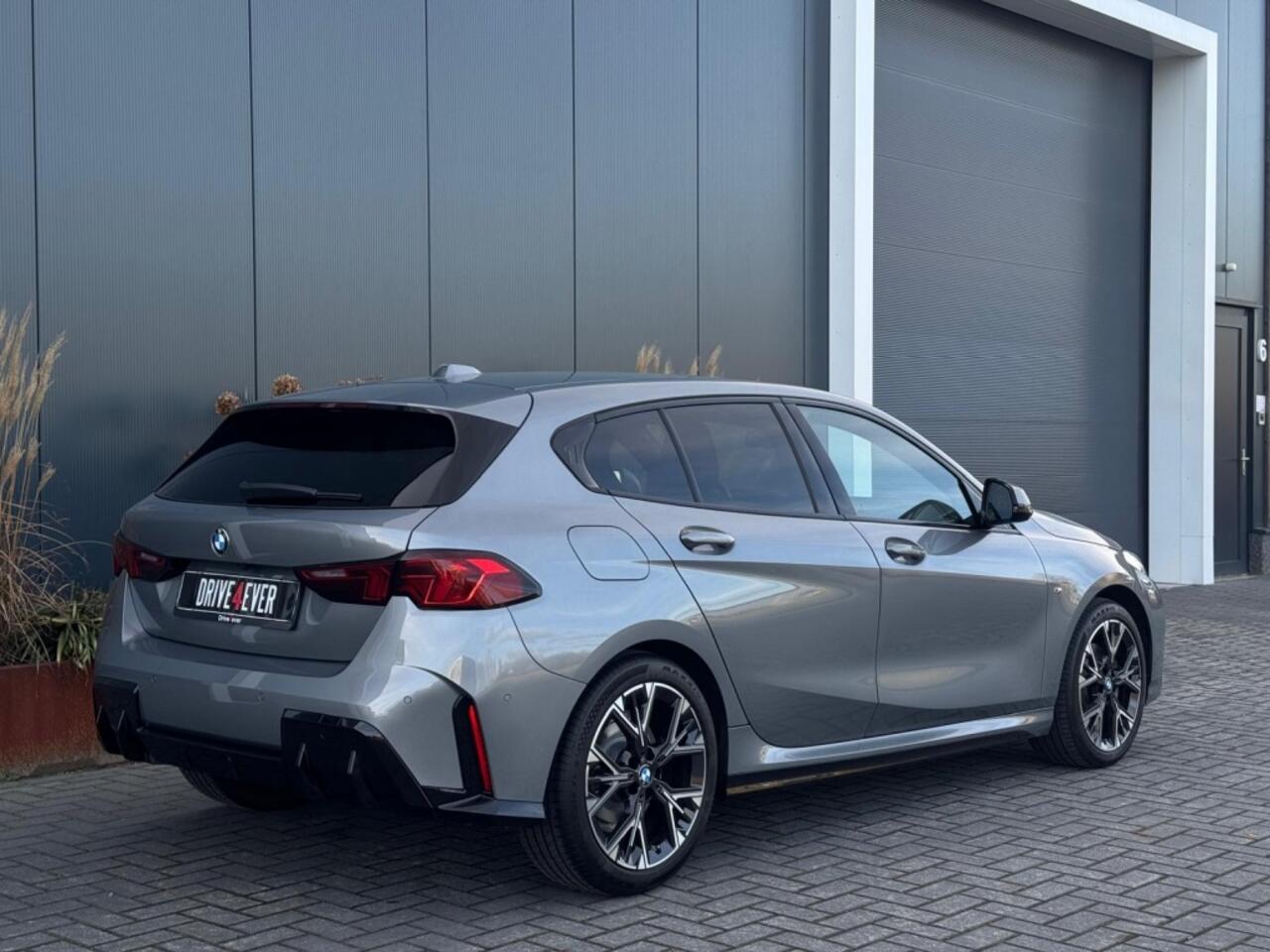 BMW 1-SERIE 120i M PACK 2025 LEDER SPORTVELGEN H&K LED WIDESCREEN