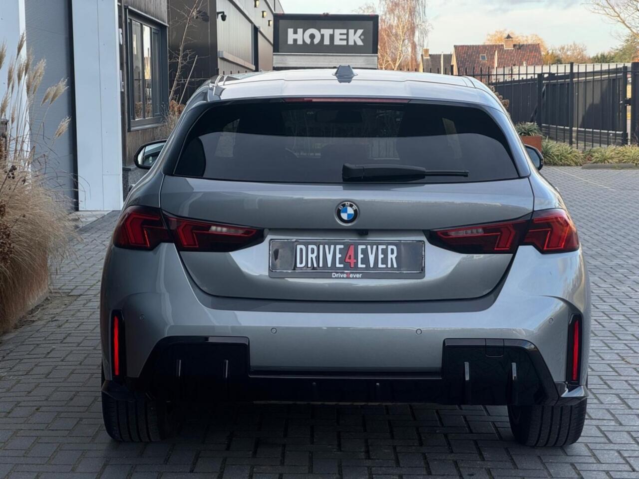 BMW 1-SERIE 120i M PACK 2025 LEDER SPORTVELGEN H&K LED WIDESCREEN