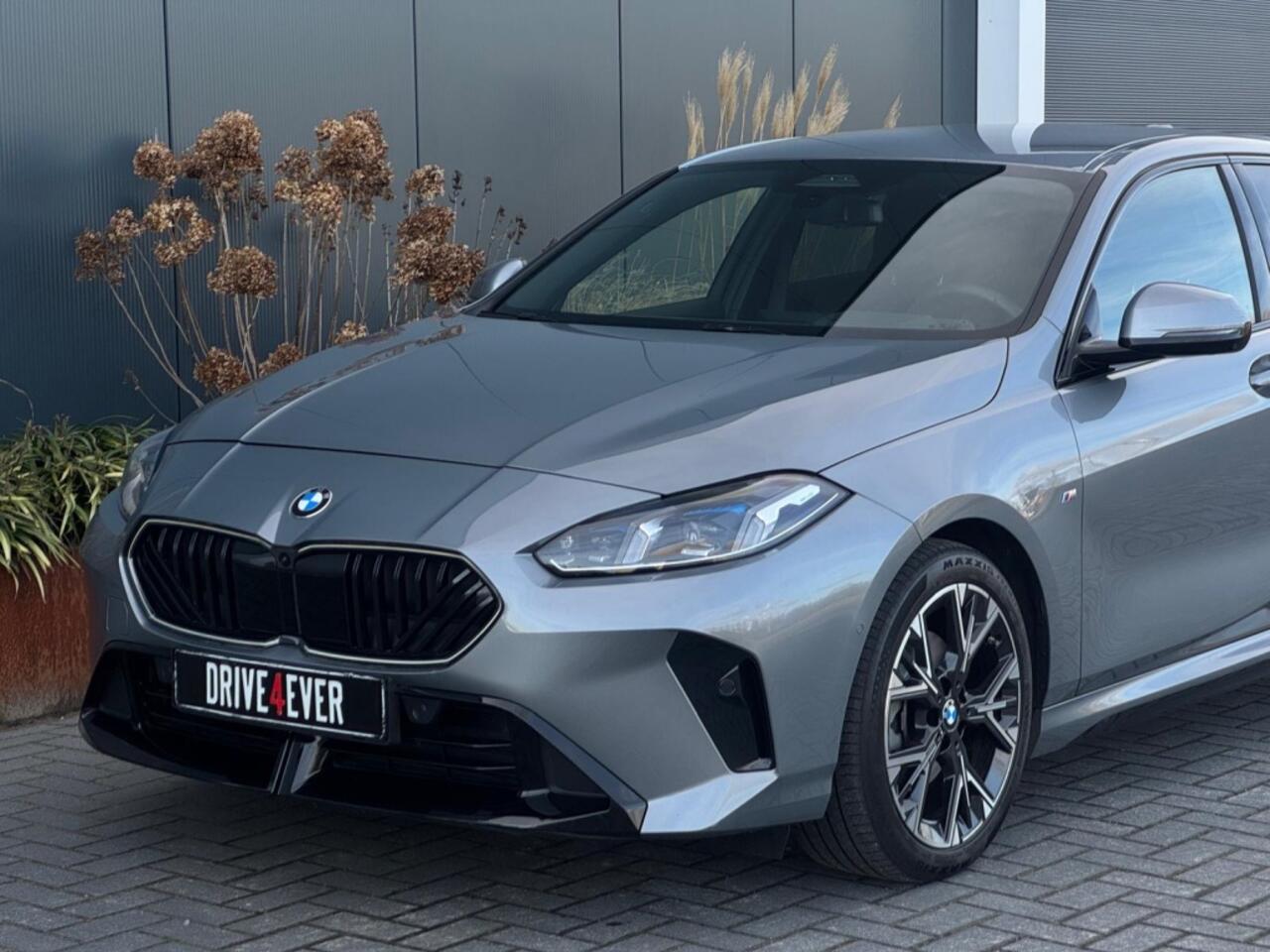 BMW 1-SERIE 120i M PACK 2025 LEDER SPORTVELGEN H&K LED WIDESCREEN