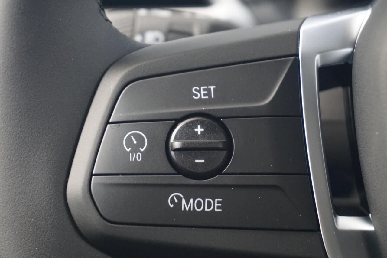 BMW 1-SERIE 5-deurs 120 M Sport Design Edition 18'' / Sportstoelen verwarmd / Shadow Line / Achteruitrijcamera